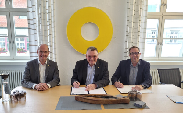 Im Biberacher Rathaus haben der erste Bürgermeister Ralf Miller, Oberbürgermeister Norbert Zeidler und Matthias Laufer, Geschäftsführer der FriedWald GmbH (v. l. n. r.) die Verträge für den FriedWald Biberach an der Riß im Burrenwald unterzeichnet.