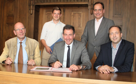 Matthias Laufer (vorne rechts), Oberbürgermeister Erik Pauly und Dr. Jens Borchers unterzeichneten die Verträge für einen Bestattungswald. Mit dabei waren (hinten rechts) Stephan Martini (FriedWald GmbH, Leitung Standortentwicklung) und Jochen Amma (Amtsleiter Bauverwaltung).  