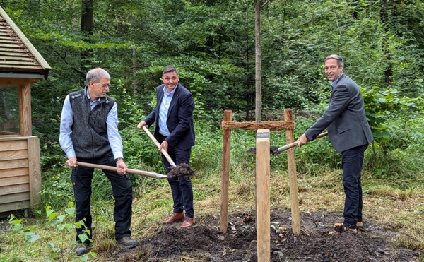 Baumpflanzung zum 20-jährigen Bestehen des FriedWald-Standorts Hasbruch