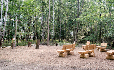 Seit einem Jahr können im FriedWald Nassauer Land Menschen die letzte Ruhe unter Bäumen finden. Herzstück des Friedhofs im Wald ist der Andachtsplatz, der für Trauerfeiern genutzt werden kann.